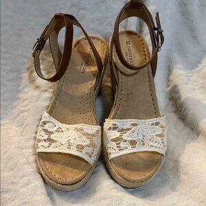 Naturalizer Tan and Cream Wedges
